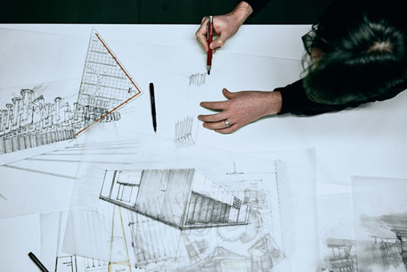 Architecte au travail conceptualise un projet