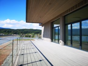 Repas et salle de réunion avec balcon