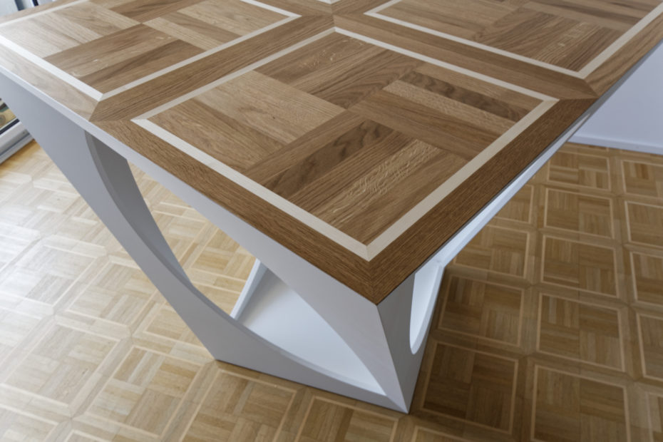 Détail du plateau et du pied du bar en bois massif