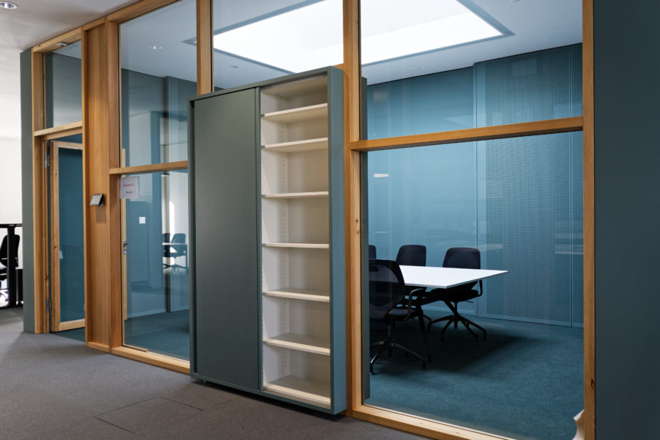 Armoire encastrée dans une vitrine